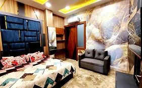 Premium Homestay Near Banke Bihari Ji With Power Backup-Free Wifi-Washing Machine In 1Bhk
